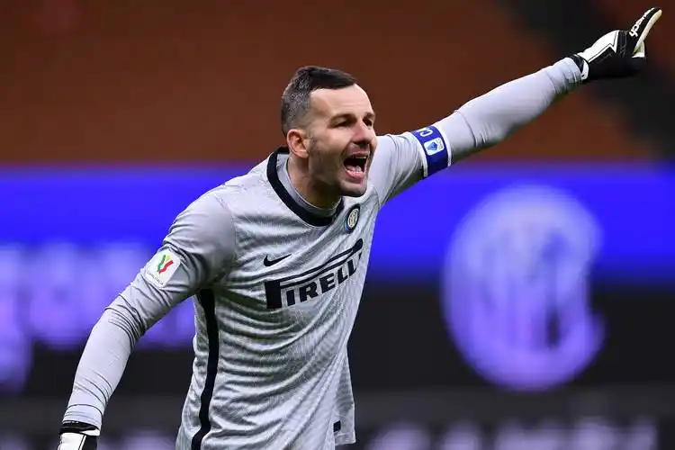 留住队魂官方汉达诺维奇与国米续约一年届时将年满39岁