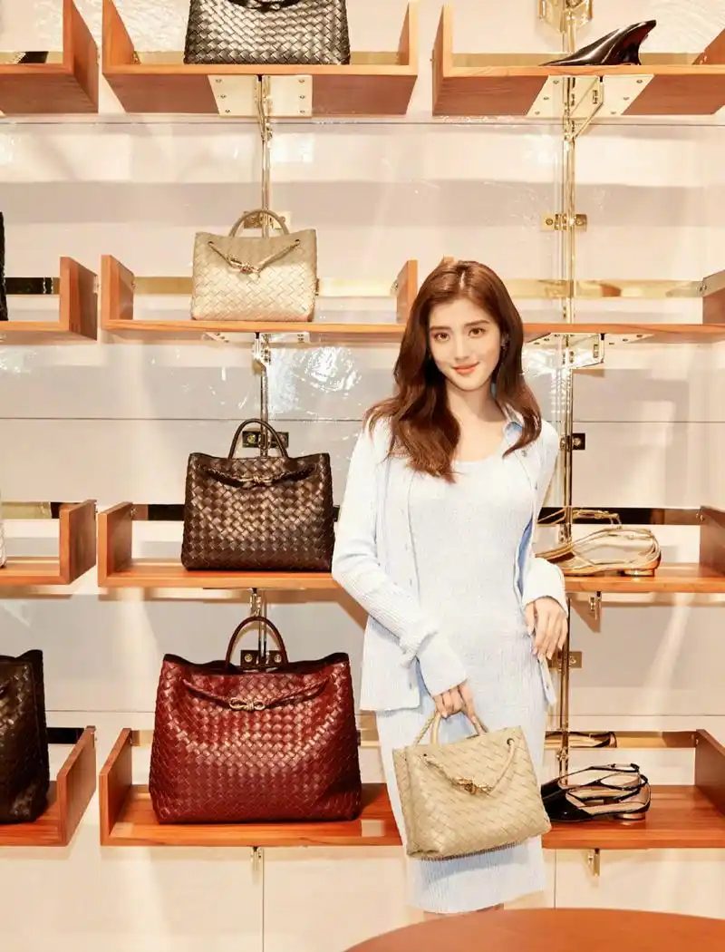 吴千语包包代言魅力四射!