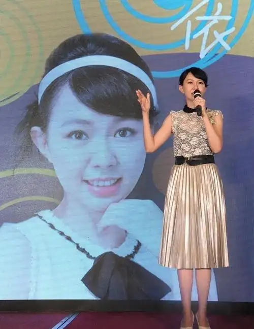 42岁卓依婷罕见露脸现身三亚,与她曾经的模样相比,简直判若两人|歌曲