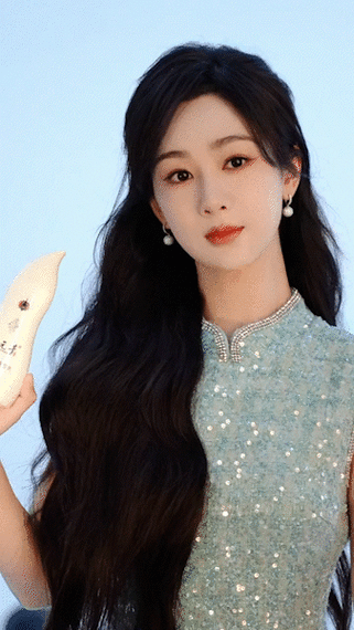 脱发就这样紫#杨紫新造型大片,青绿色连衣裙搭配长发及腰中式半挽发型