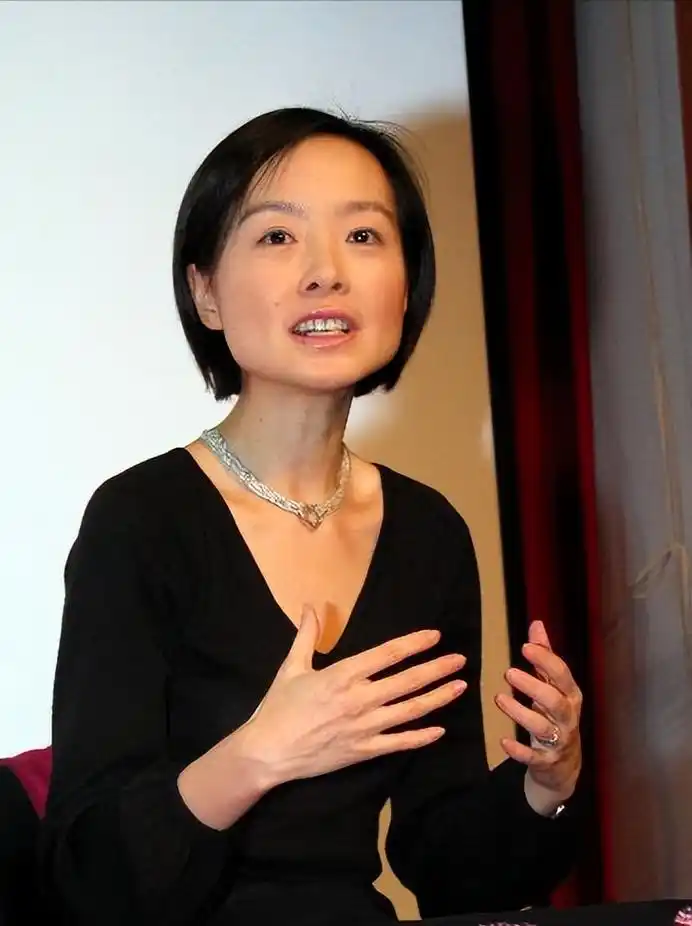 回顾鲁豫:走过半生归来仍是一人!两段婚姻,孩子是她的遗憾