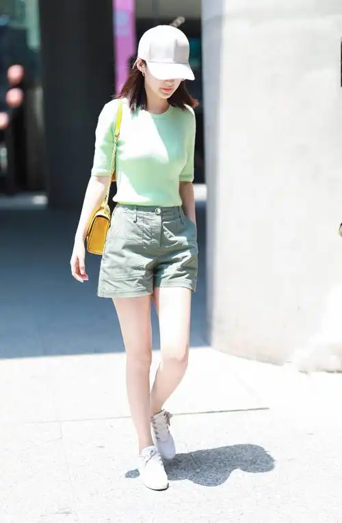 李沁穿一身绿看似平淡无奇,却凸显了好身材,说她18岁都信