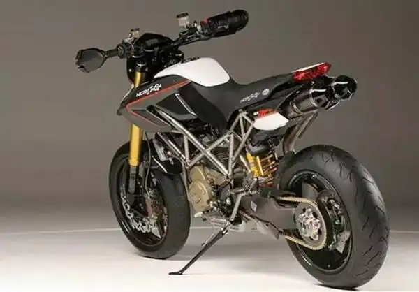 yamahabms 价格:约300万美元 n这台重机搭配1700cc的v型双缸引擎.