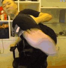 药酱药水哥一脚踢飞你_药酱_踢飞_药水_一脚表情