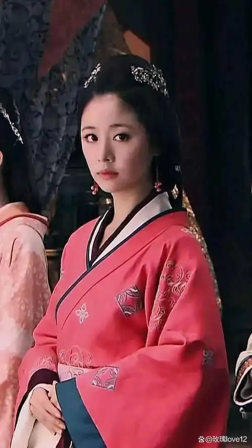 以前的林心如主演的《美人心计》还是蛮火爆的,剧中很多的美女,服装