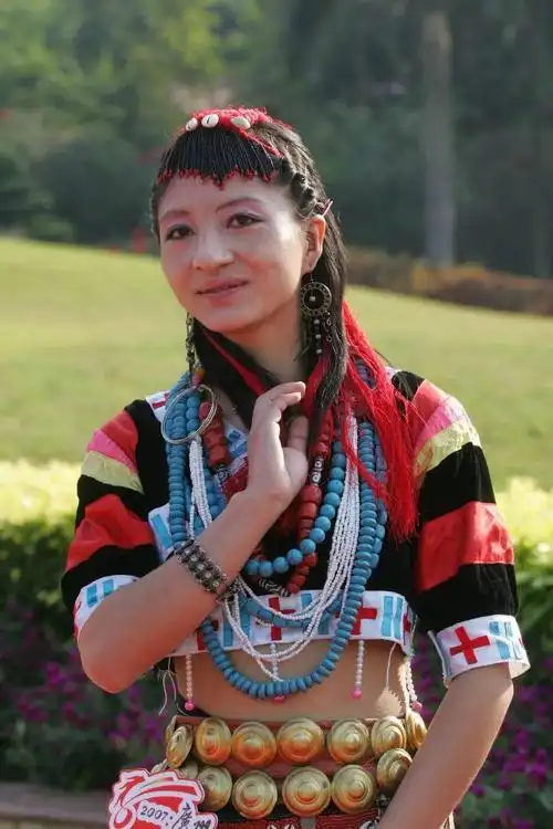 珞巴族如今,这里的居民依旧以珞巴族和门巴族为主,有部分藏族,汉族