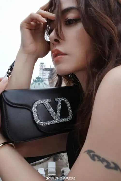 蔡依林巴黎时装周##蔡依林酷飒羽毛裙