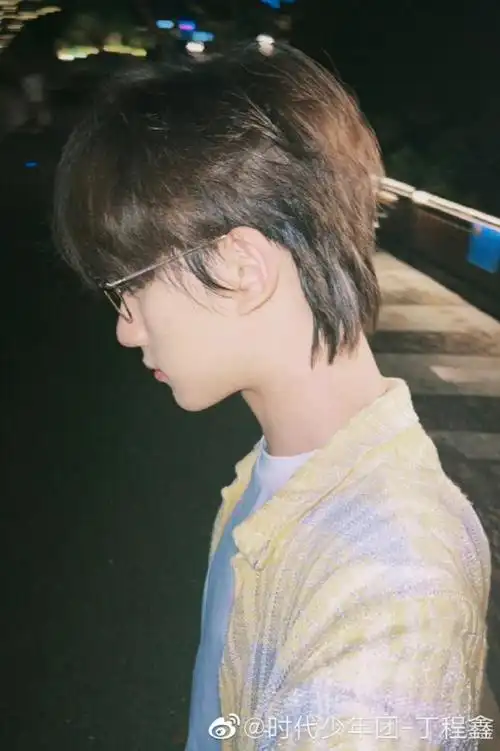 丁程鑫晒怼脸自拍##丁程鑫金丝眼镜造型随拍