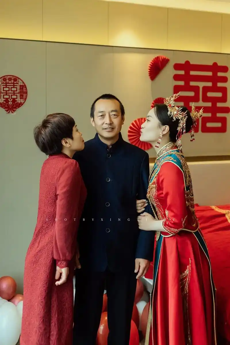 婚礼现场接亲的快乐瞬间