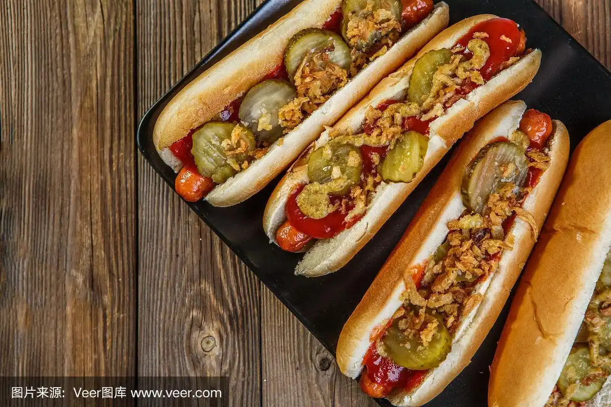 美式热狗,加腌黄瓜,洋葱,番茄酱和芥末
