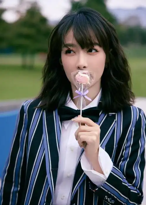 宋茜蓝黑拼色条纹西装搭配半身裙 卷发披肩 自然妆容散发清新魅力