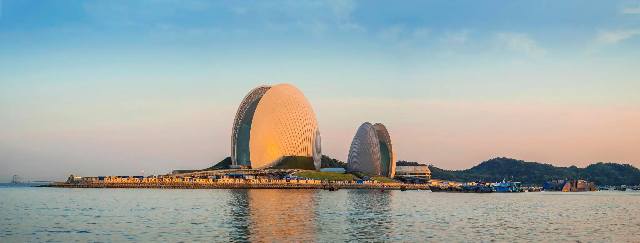 除此之外,珠海这个城市还是非常出名的旅游城市,它的旅游业发展在整个