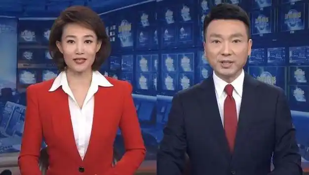 新闻联播主持人王音棋突然一笑评论区沦陷再也不看你