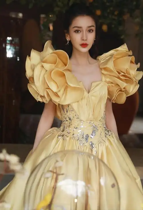 angelababy羽毛礼服裙秀身材,半边拖地露腿过于撩人