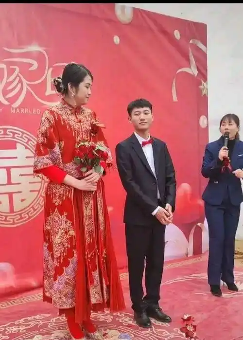 原创女高男矮的最萌婚礼新郎要亲新娘够不着如小鸟依人一脸害羞样