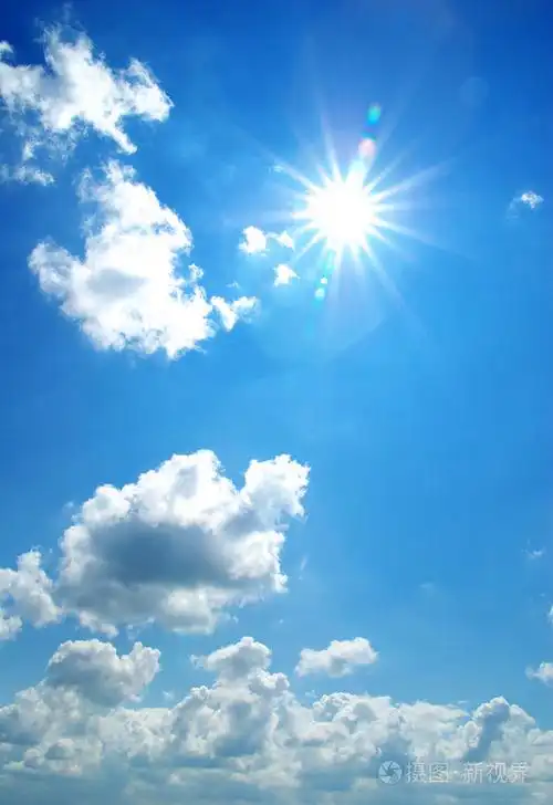 太阳在蔚蓝的天空