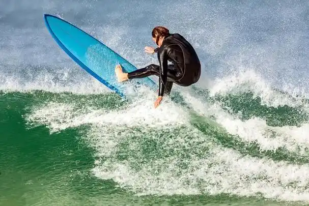 全国动力冲浪板联赛在四川仙海启航,速度与激情的水上运动盛宴!