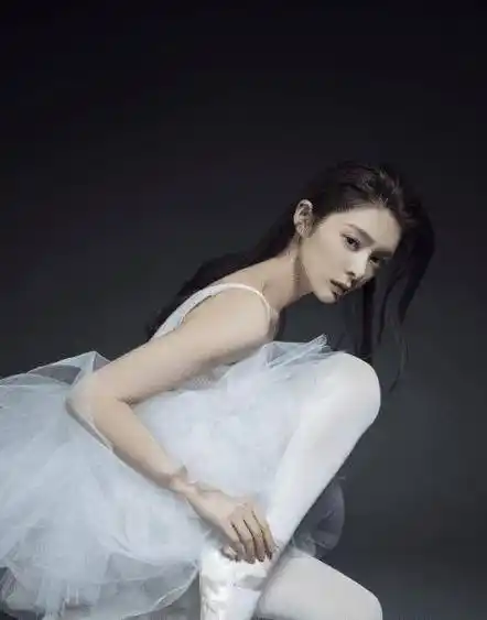 原创火箭少女解散后傅菁失控式变瘦腿细到一只手都能握过来