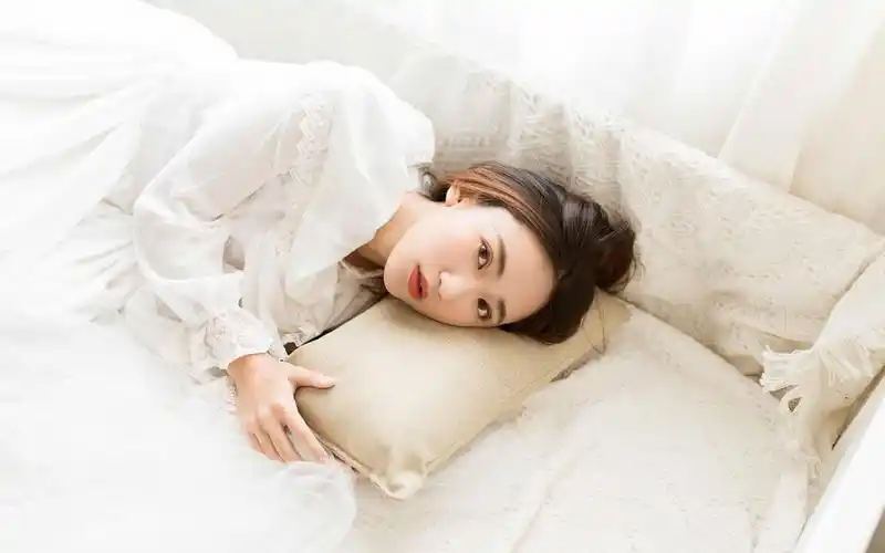 性感美女白色蕾丝裙唯美诱人写真桌面壁纸