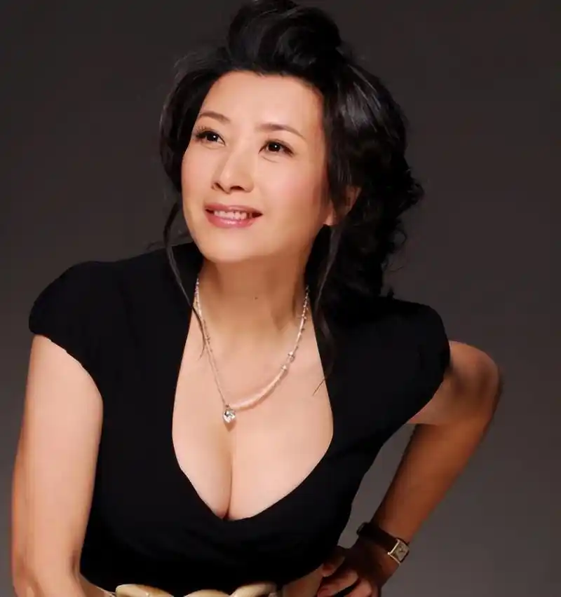 国家一级演员:婚姻成谜 王静,国家一级演员,拥有傲人的身材和美丽的