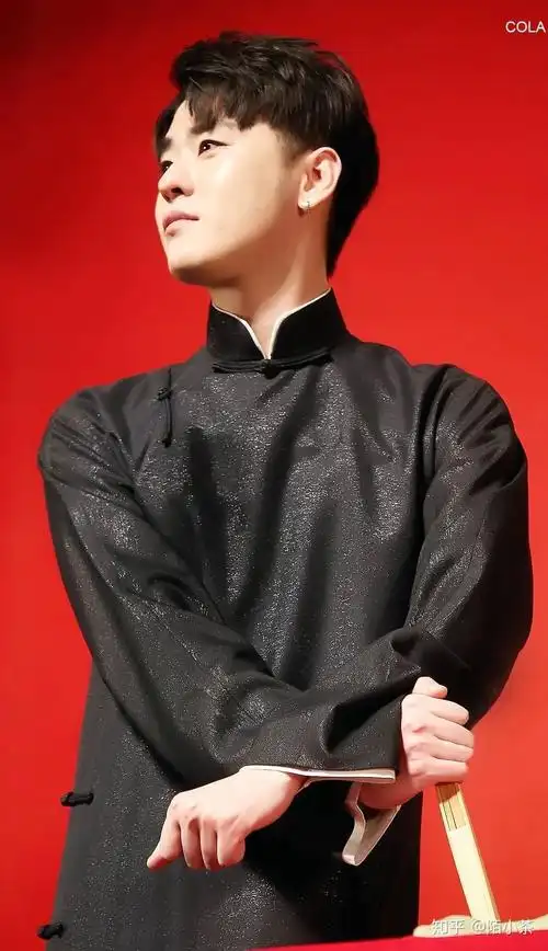 辫哥儿张云雷大褂秀#张云雷 #张小辫儿 #二爷张云雷 - 抖音