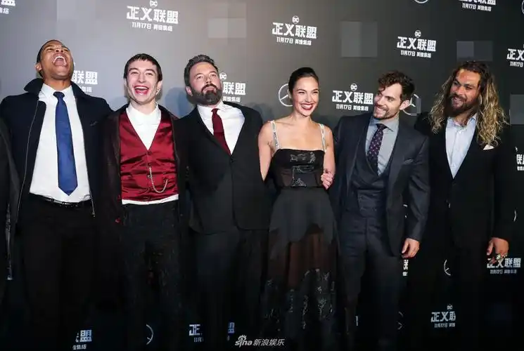 "蝙蝠侠"本·阿弗莱克,"超人"亨利·卡维尔,"神奇女侠"盖尔·加朵,"