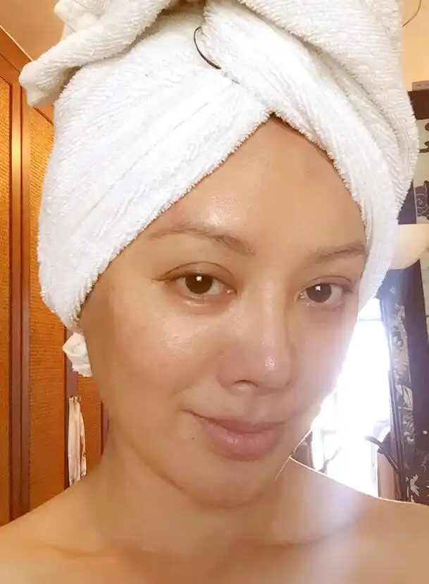 宁静在微博晒出自拍照,照片中宁静头裹浴巾,露出性感锁骨,即使脸上有