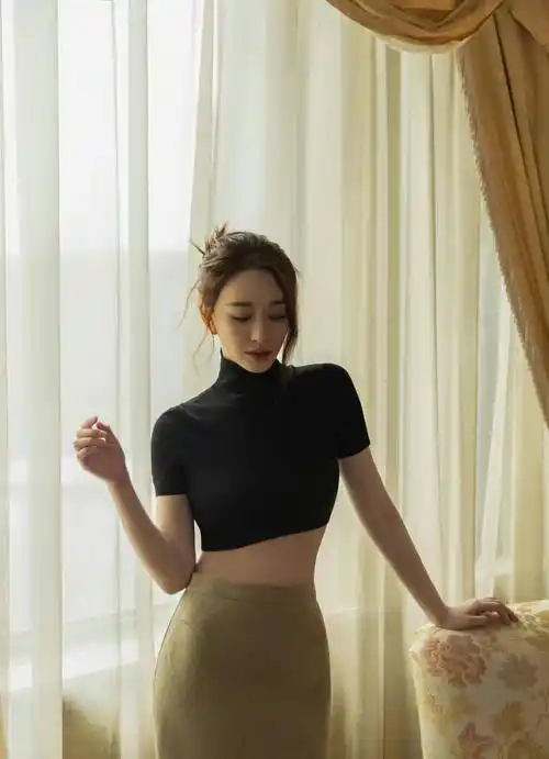 46岁李小冉真时髦,露脐装搭配鱼尾裙,又瘦又高身材真好!