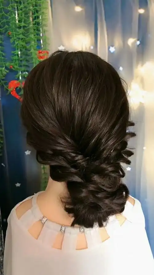 这种发型挺繁琐的,而且很优雅,特别适合穿晚礼服