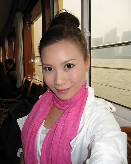 知情人透露东方卫视主持人房海燕的最新动态正在静下心来读书