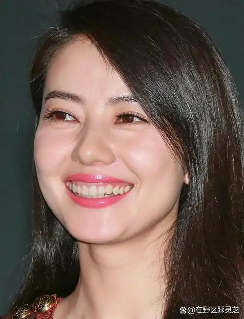 这荧光色一般人可hold不住,高圆圆却稳稳站那儿,给咱整得明明白白的