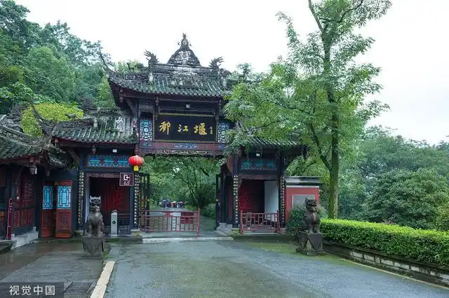 自7月1日起都江堰景区对全国中高考生免门票