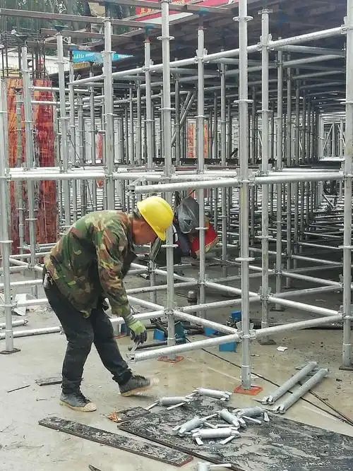 南侧地下室一层脚手架安装