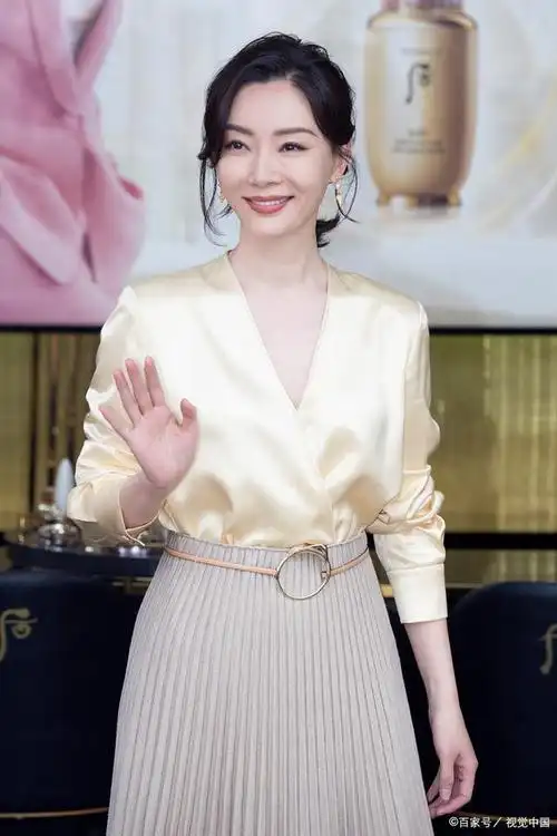 陈数,一位在演艺圈中备受瞩目的女演员,以其独特的美丽和才华赢得了