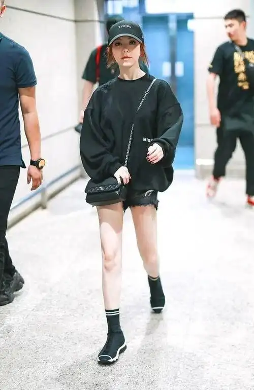 邓紫棋对自己好狠穿超短裤却勒出大象腿这身材好抢镜