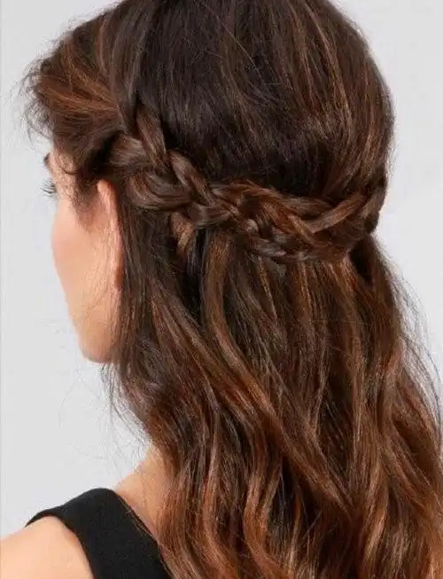 分享的第三款编发是刘海编发,长发短发女生都可以学习,编发从发根位置