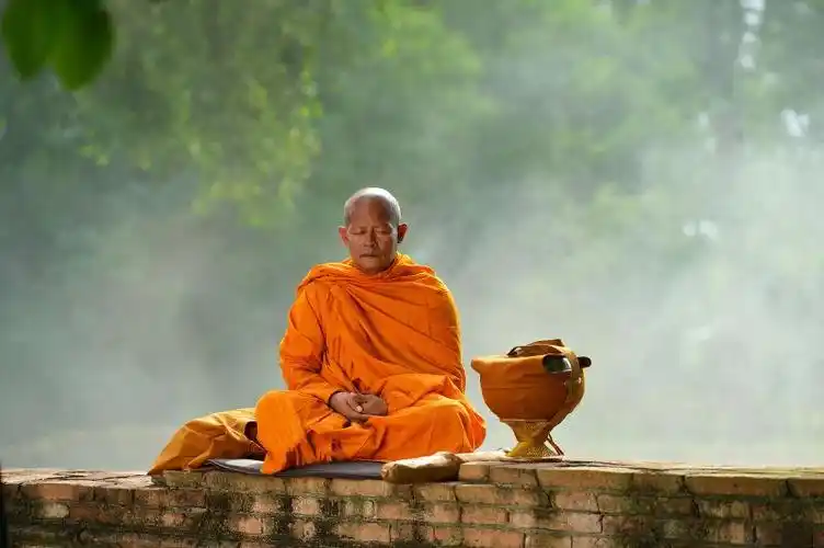 穿着牧师袍的人