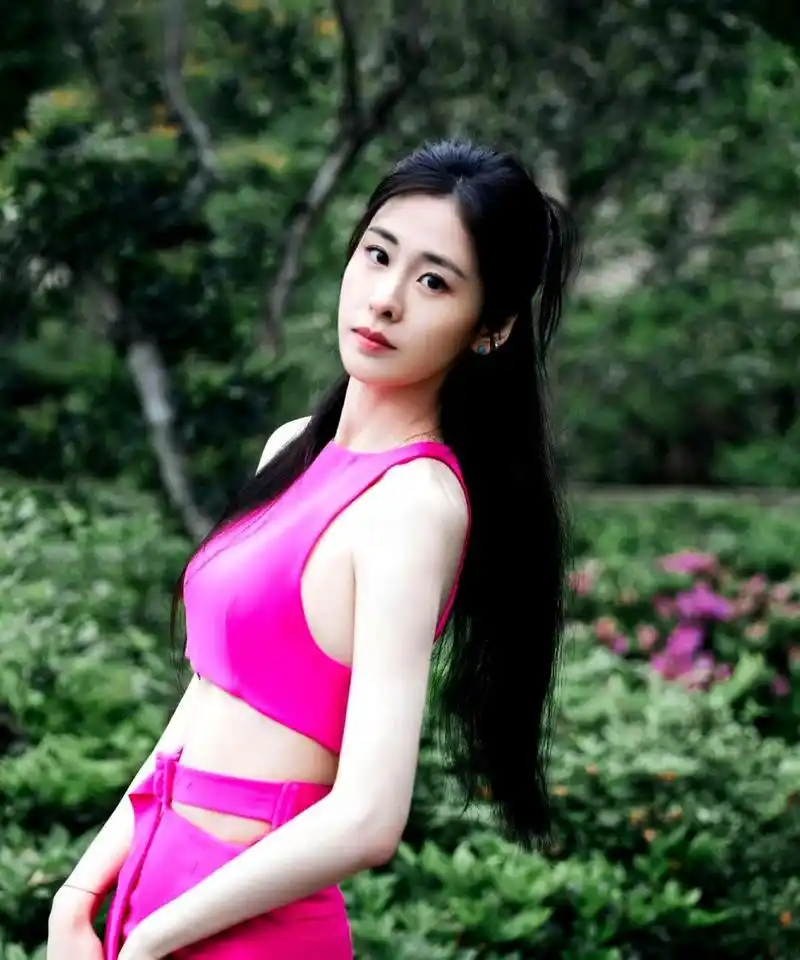 关晓彤和张碧晨都穿着漂亮的玫红色礼服,撞衫了!