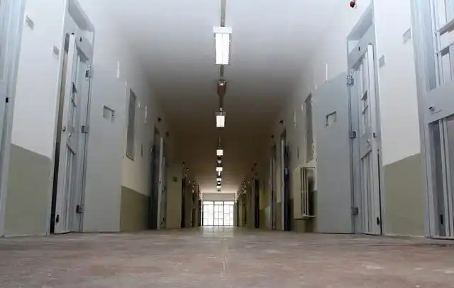 他在狱中服刑了16年,还剩15天出狱,检察官:抱歉,我们抓错了