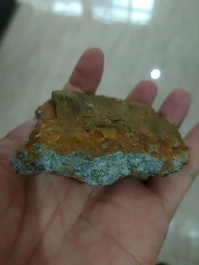 含银的矿石一枚,表皮层颜色和内部不一样,只有肉是辉银色的,有 - 抖音