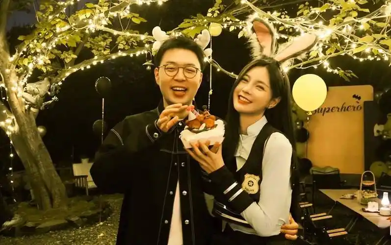 最最值得一提的是,杜海涛生日时双方父母也均有到场.