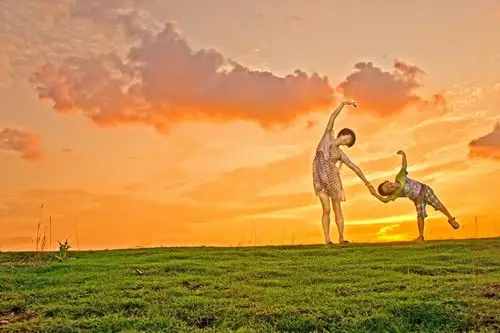 刚学走路的小宝宝,妈妈小心翼翼的护着他.