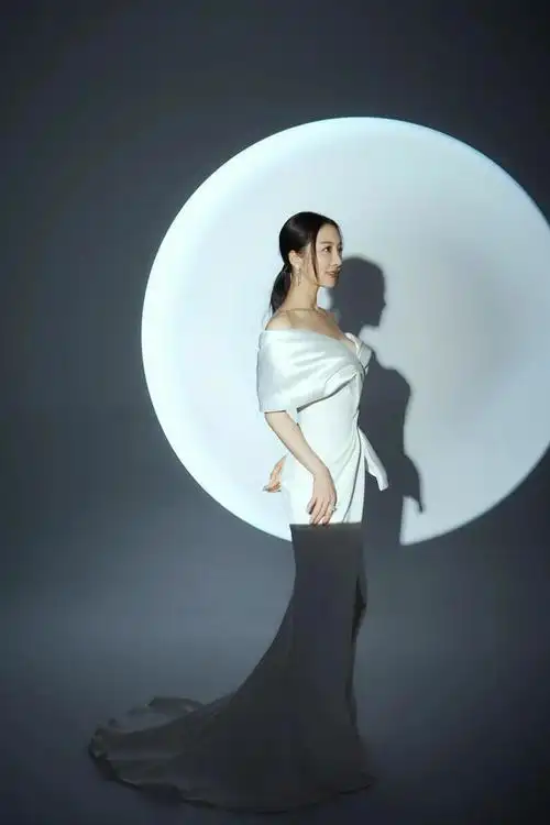 美图分享|李依晓| 媚美甜_网易订阅