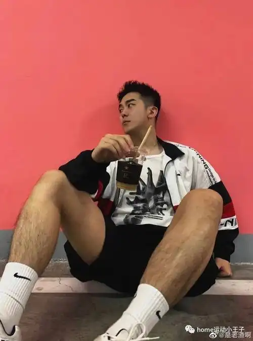 安利一位运动型帅哥大长腿有点粗壮哦