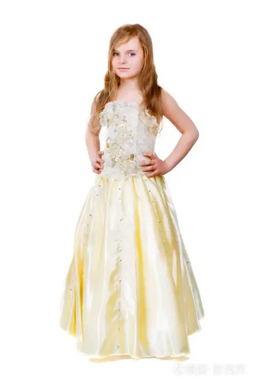 金色穿裙子的小女孩