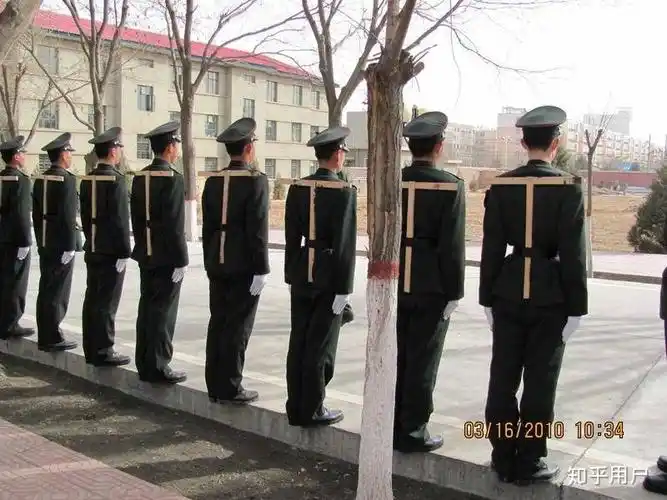 军人是怎么做到能站一天军姿的? - 知乎