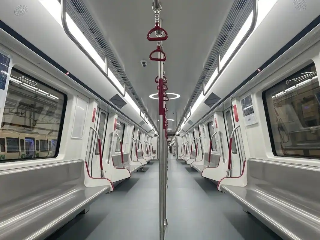 广州地铁11号线巨无霸列车亮相#】广州地铁近日宣布,地铁十一号线