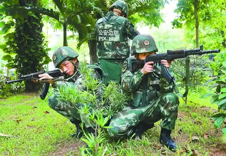 对于武警边防战士来说,站岗和训练就是他们的生活主旋律.