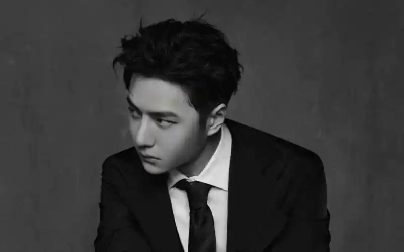 王一博大背头杀疯了,帅哥就是要露额头,狠狠戳到我xp了