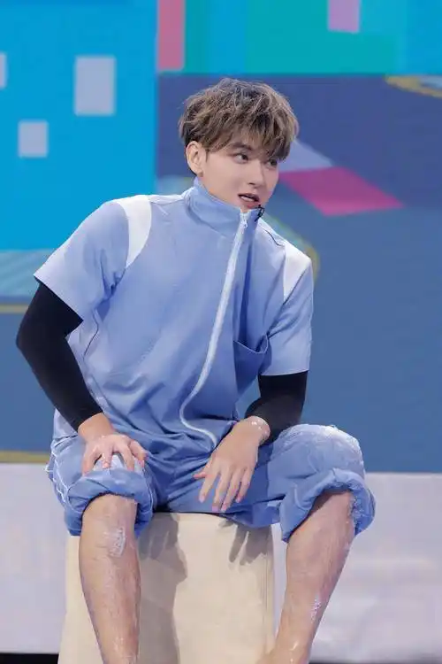 黄子韬徐艺洋官宣恋情屡上热搜却一直捂嘴的恋情瓜终于熟了